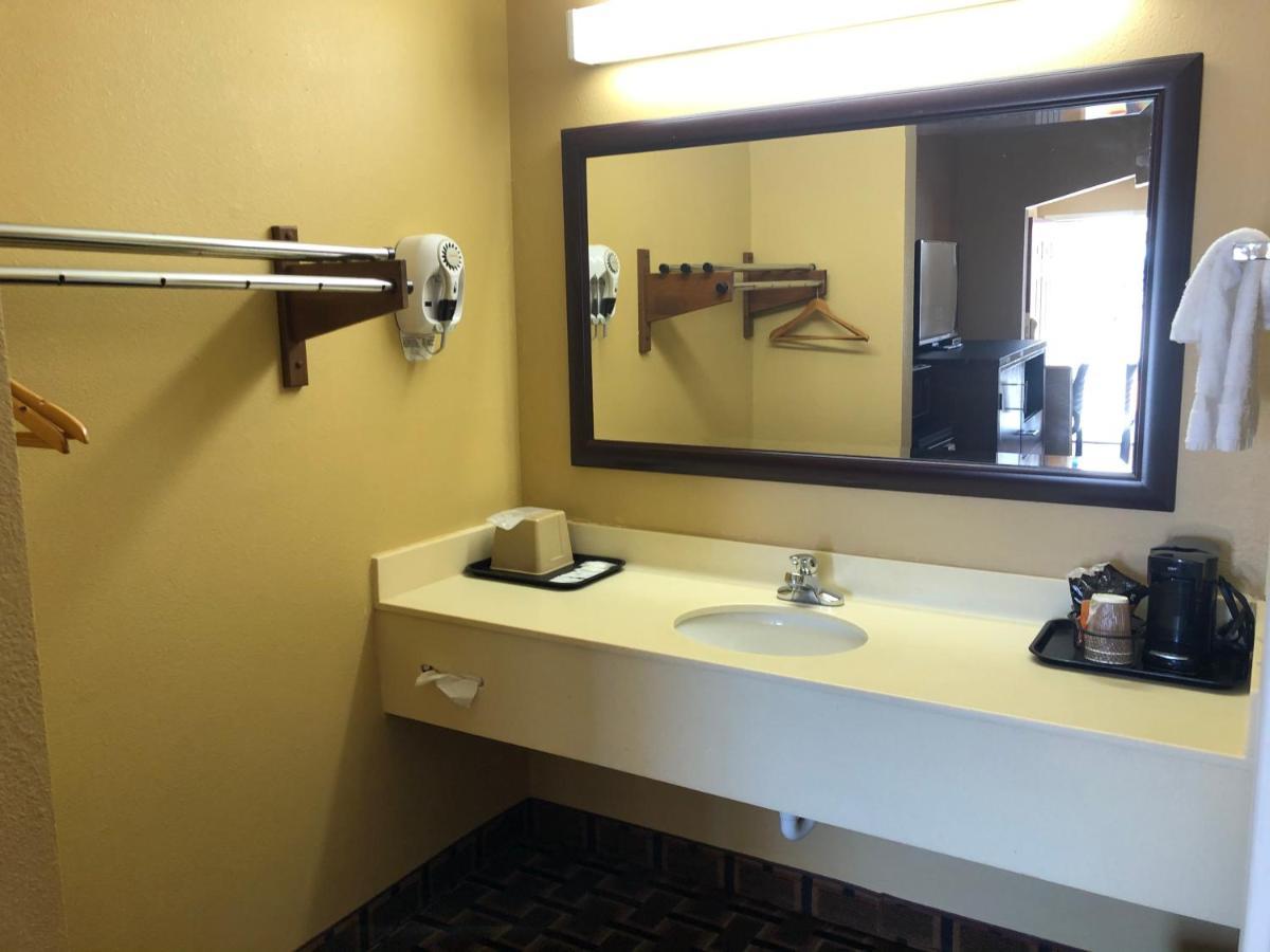 La Grange Executive Inn And Suites Bagian luar foto