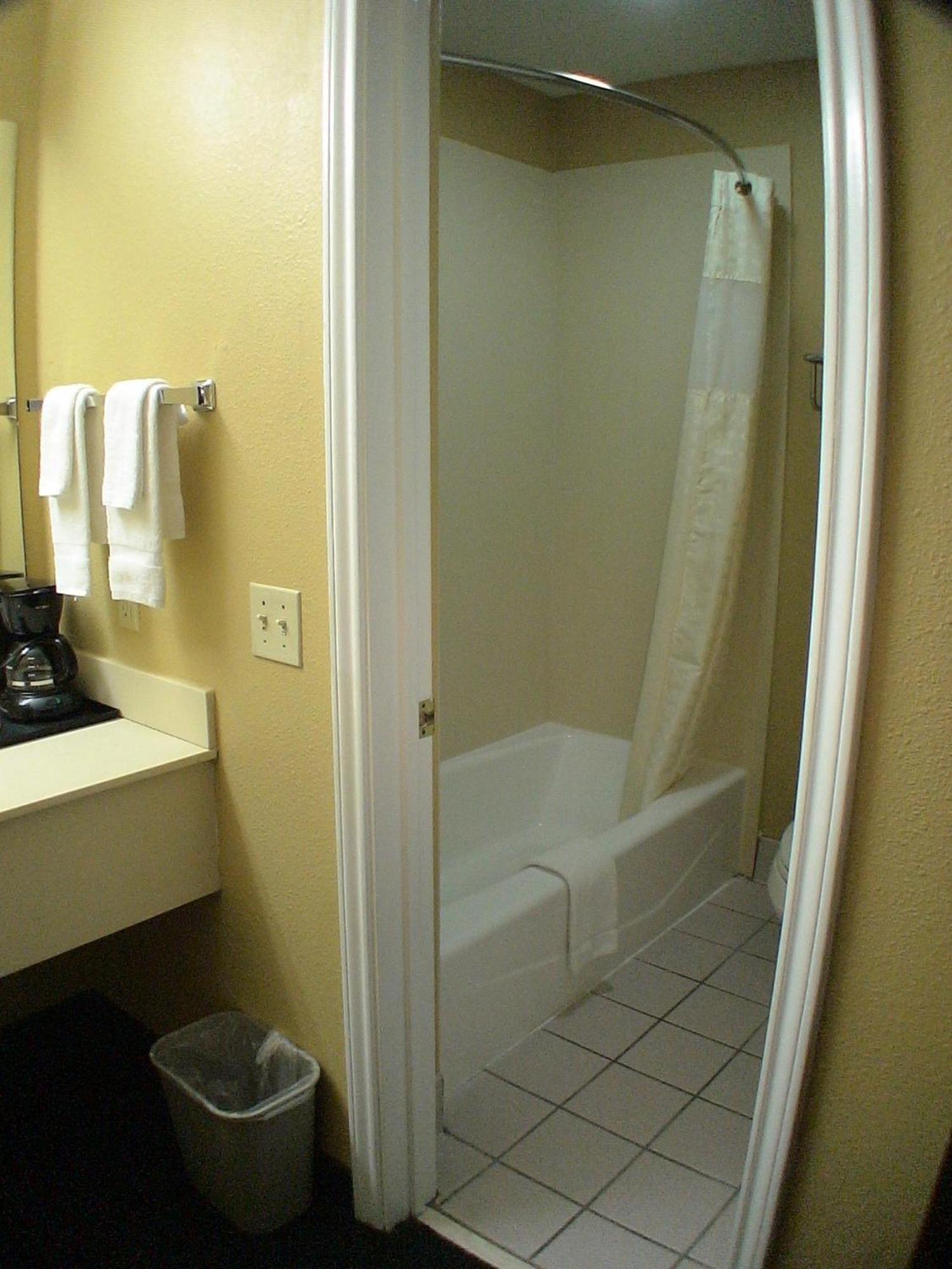 La Grange Executive Inn And Suites Bagian luar foto